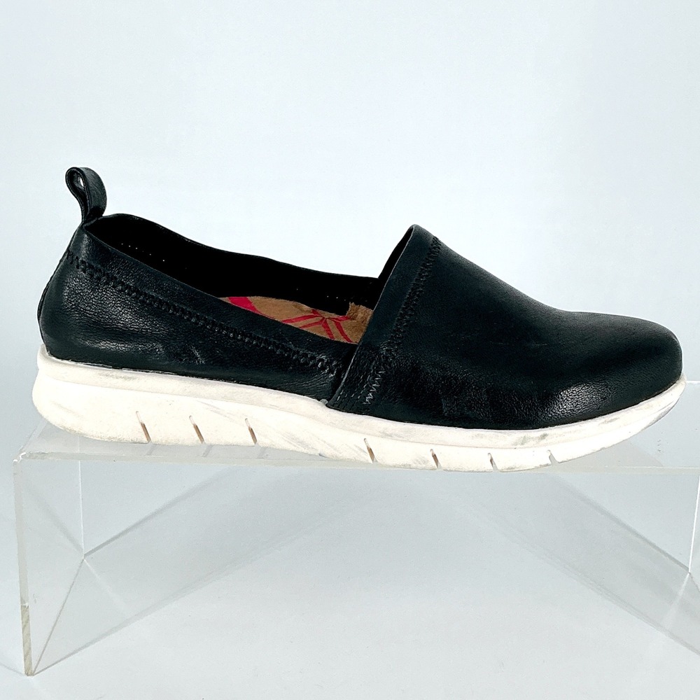Comfortiva Align Size 8.5 Black Leather Slip On Sneakers Loafers Carni Shoes